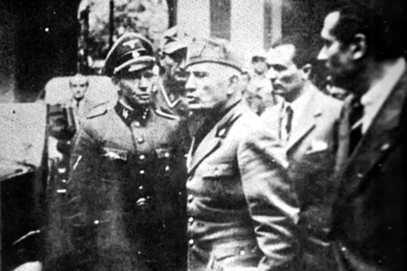  Se estima que esta es la última foto de Mussolini con vida, el 25 de abril de 1945 saliendo de la prefectura de Milán