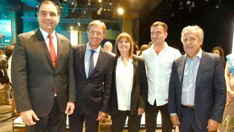 Patricia Bullrich en la Fiesta de la Vendimia junto a los radicales Alfredo Cornejo, Gustavo Valdés, Rodolfo Suárez y Rodrigo de Loredo.