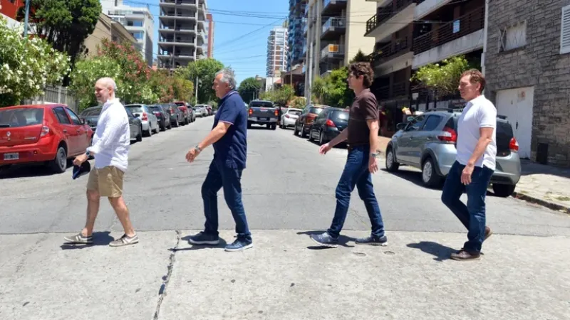  Rodríguez Larreta, Gerardo Morales, Martín Lousteau y Diego Santilli en la famosa foto Beatle, en Mar del Plata