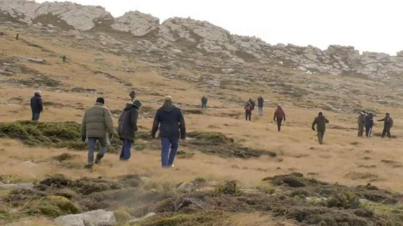 Los excombatientes recorriendo las Islas Malvinas.