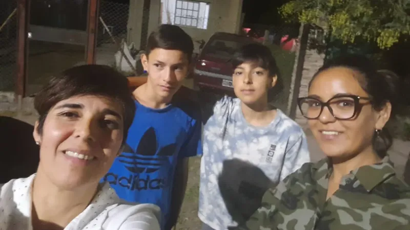  Los dos chicos protagonistas del viral, Adriana y Mariana en una selfie frente al local de Dulcemente