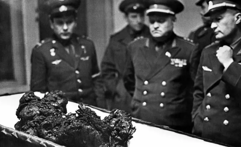 Todo lo que quedó del comandante de la Soyuz 1, Vladimir Komarov, ante la mirada de tres oficiales soviéticos