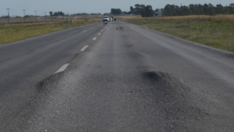 Kicillof promete asfaltar hasta las macetas. ¿Le tocará a la ruta 60 o seguirá siendo una eterna promesa?