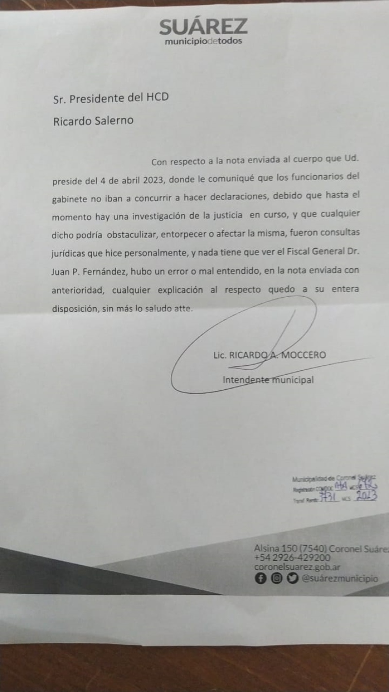 En la segunda Moccero dice que no habló con Fernández, que fue un malentendido. 