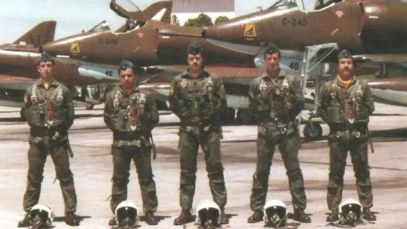  El teniente Juan Arrarás es el primero desde la izquierda, cuyo avión fue derribado por un Sea Harrier. Junto a él, el teniente primero Manuel Bustos, fallecido el 12 de mayo; los tenientes Luis Cervera y Hugo Gómez y capitán Antonio Zelaya