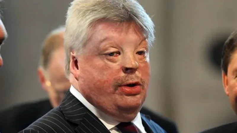  Simon Weston tenía 20 años en Malvinas. Fue uno de los graves heridos del Sir Galahad. Reclama la apertura de los archivos para saber qué ocurrió realmente el 8 de junio de 1982 