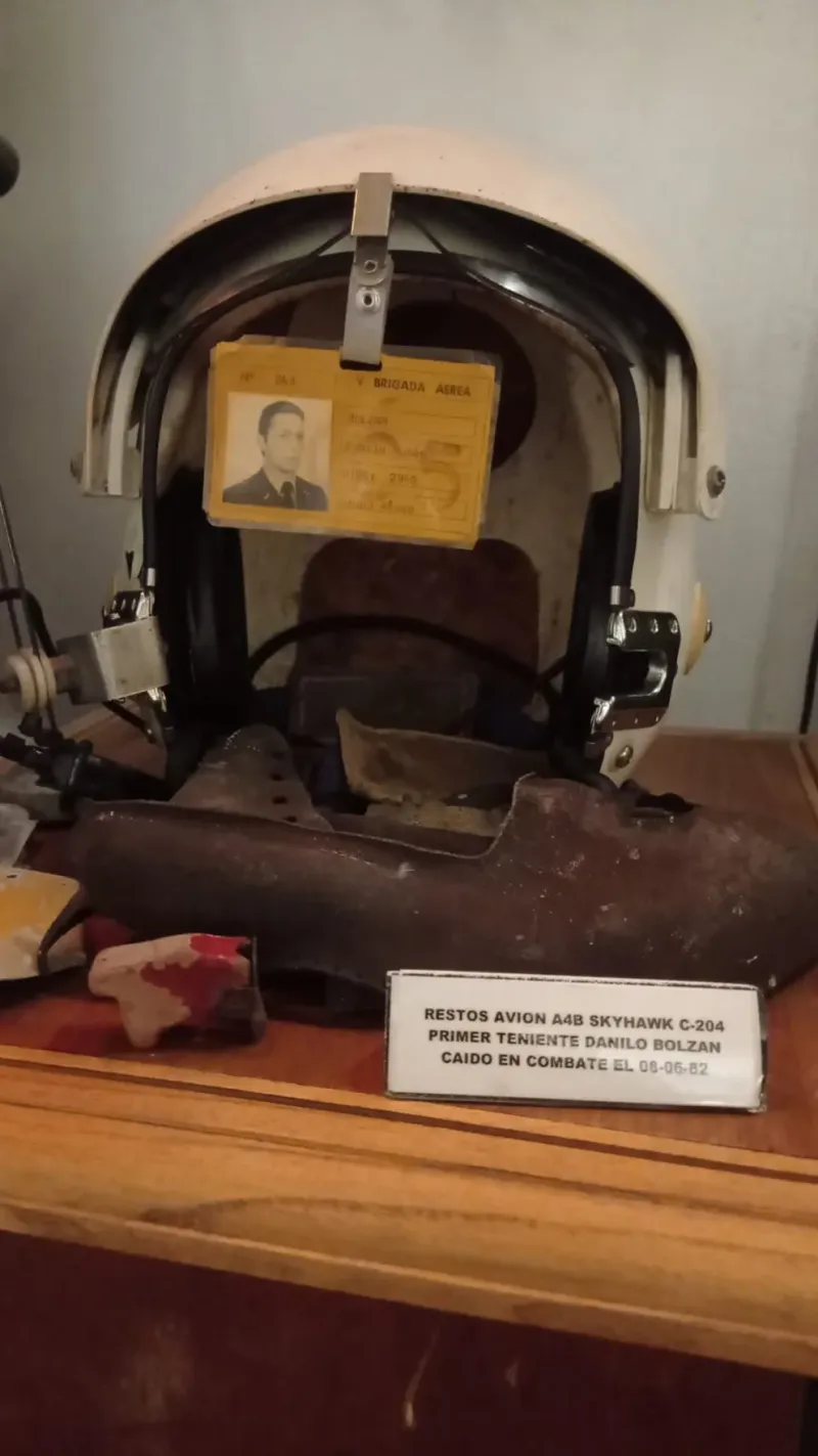  El casco, parte de un calzado y restos del avión de Danilo Bolzán. Son exhibidos en el Museo Nacional de Malvinas, en Oliva, Córdoba