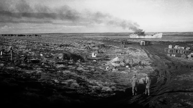 Panorámica del escenario de 8 de junio al día siguiente. El Sir Galahad se prende fuego frente a Bluff Cove