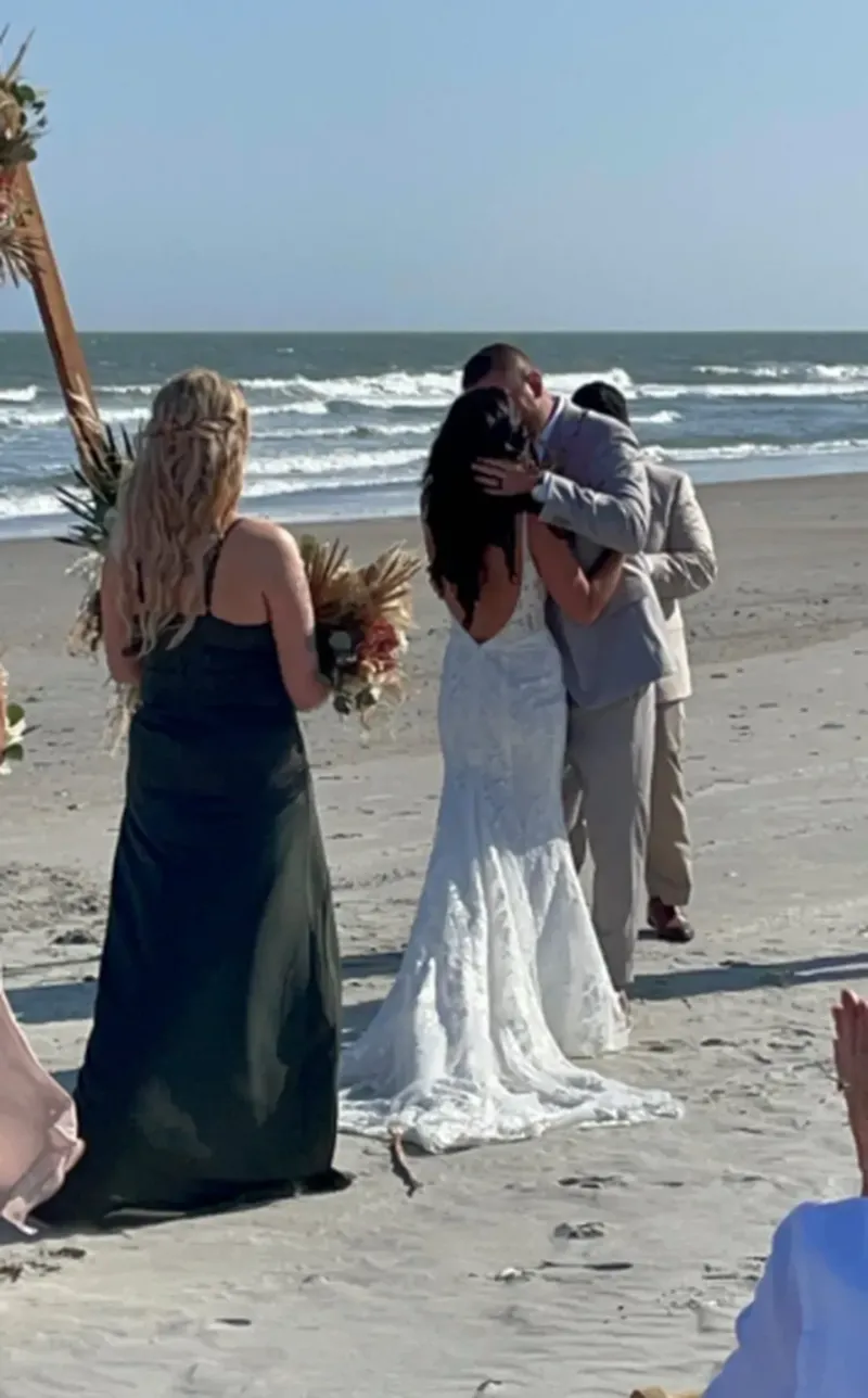 Samantha Miller y Aric Hutchinson se casaron en una playa de Carolina del Sur