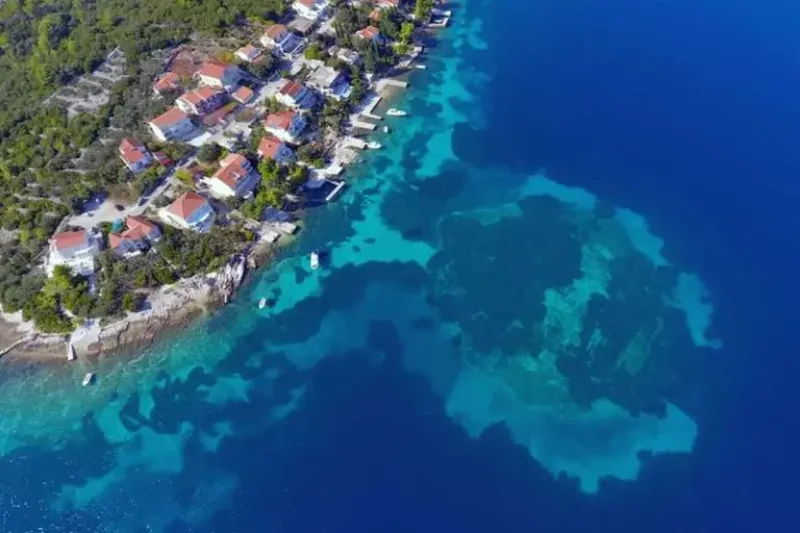  El islote se encuentra sumergido unos 4 o 5 metros bajo el mar