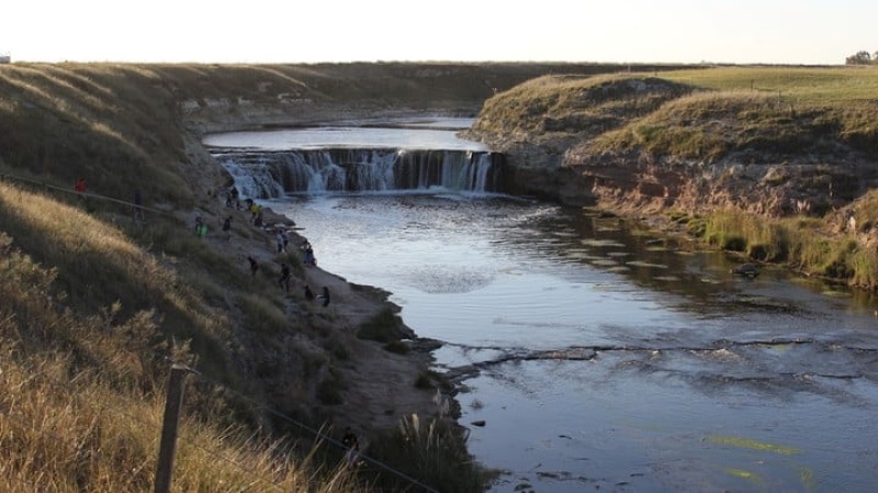  En Coronel Dorrego, la cascada Cifuentes y el río Quequén Salado