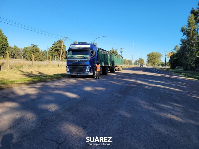 Controles en los ingresos y egresos a la ciudad de camiones con carga y maquinaria agrícola pesada