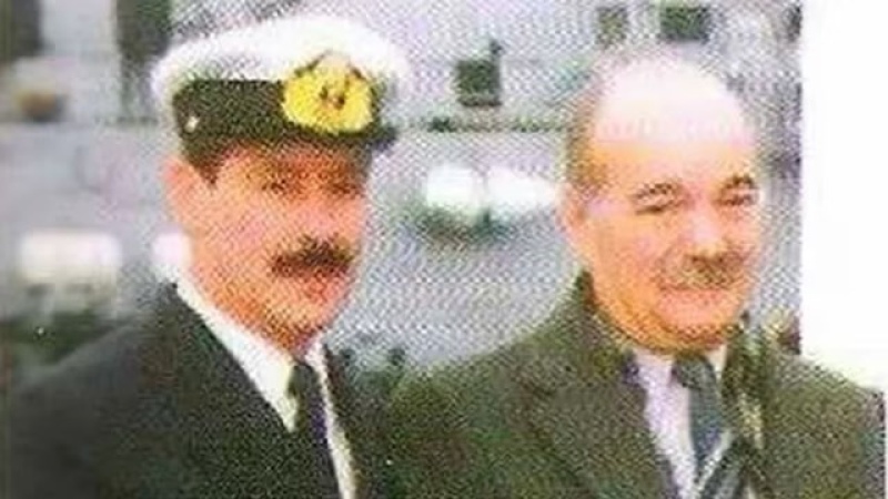 Ramón Barrionuevo junto a Héctor Bonzo. Barrionuevo se negó a dejar solo al comandante a bordo. Sólo se lanzó al mar cuando consiguió que su superior le prometiera hacerlo