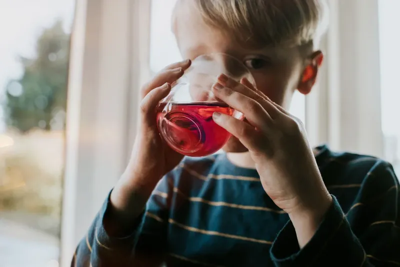  En el caso de los niños, se aconseja usar edulcorante solo en pequeñas cantidades y complementar con una alimentación saludable en general