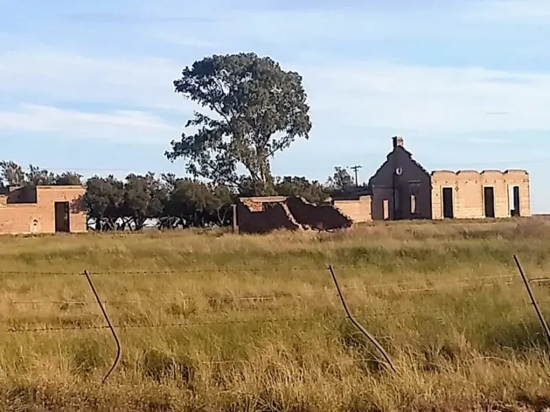 Sin techo, puertas ni ventanas. Solo el esqueleto de la mayoría de las construcciones que supieron ser instituciones del pueblo