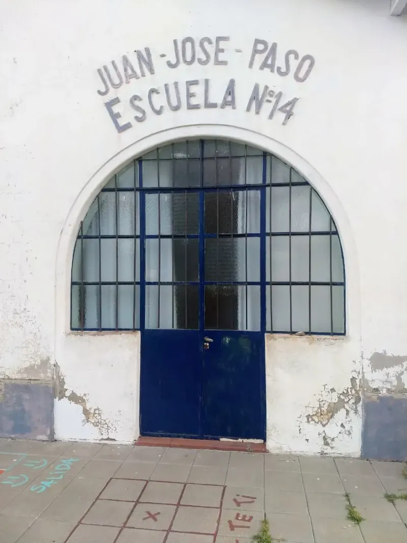 Cerrada. La emblemática entrada a la Escuela 14 Juan José Paso