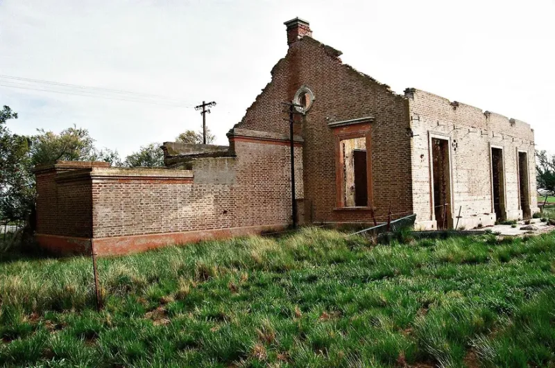 Lo que queda de la vieja estación de Estela. A su alrededor nació el pueblo que está por quedar completamente abandonado.