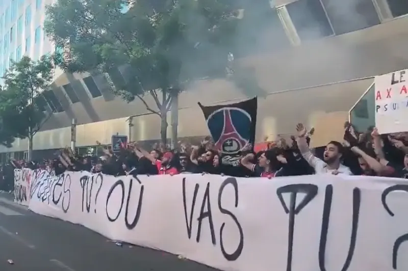 Lionel Messi: los hinchas de PSG estallaron de furia y fueron a protestar a la sede del club: “Hijo de p...”