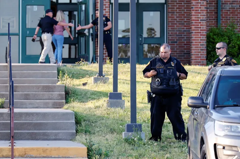 La policía custodia la escuela secundaria Henryetta, donde asistían varias de las víctimas