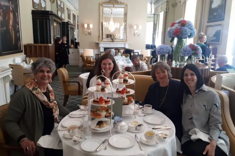 Importantes mujeres en la vida de Daire: su suegra, su hermana, su madre y su esposa, antes de su boda en el Shelbourne hotel, en Dublín.