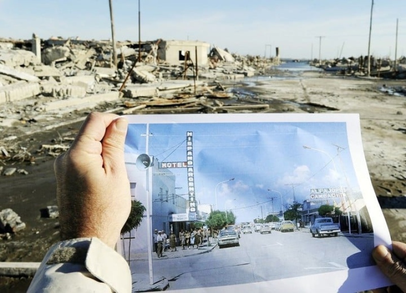  Esta imagen muestra cómo era esa cuadra antes de la inundación y cómo quedó después.