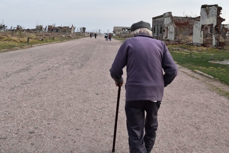 Pablo Novak paseando por las ruinas de Epecuén