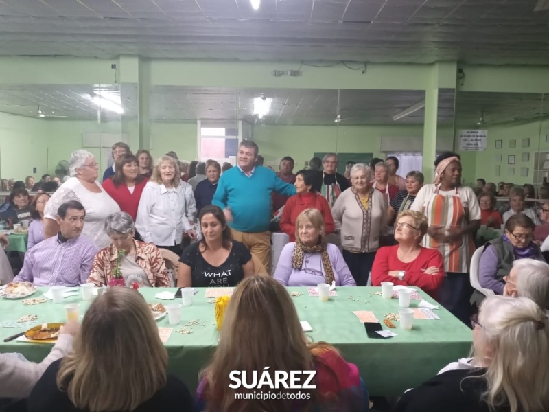 Personas mayores: exitosa tarde de chocolate, té y lotería