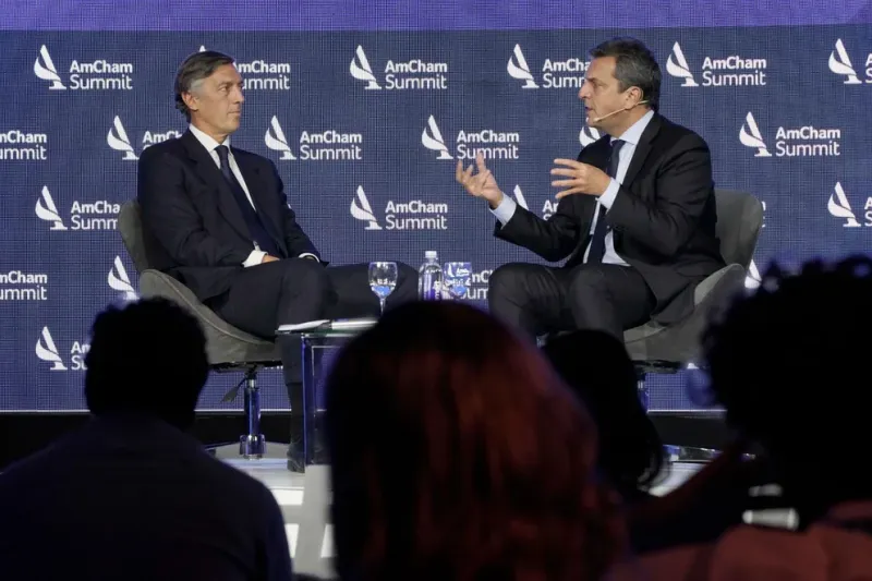 Facundo Gómez Minujín, presidente de la AmCham, y el ministro de Economía, Sergio Massa, dialogaron en el cierre del evento