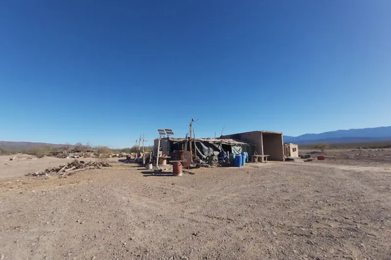 La casa, ensamblada con ladrillos de adobe, remiendos y madera