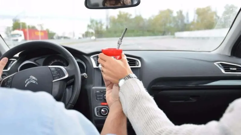 Tomar mate en el auto, una mala costumbre argentina.