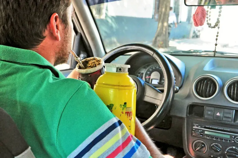 Matear durante el viaje está prohibido para el conductor y se desaconseja para el acompañante