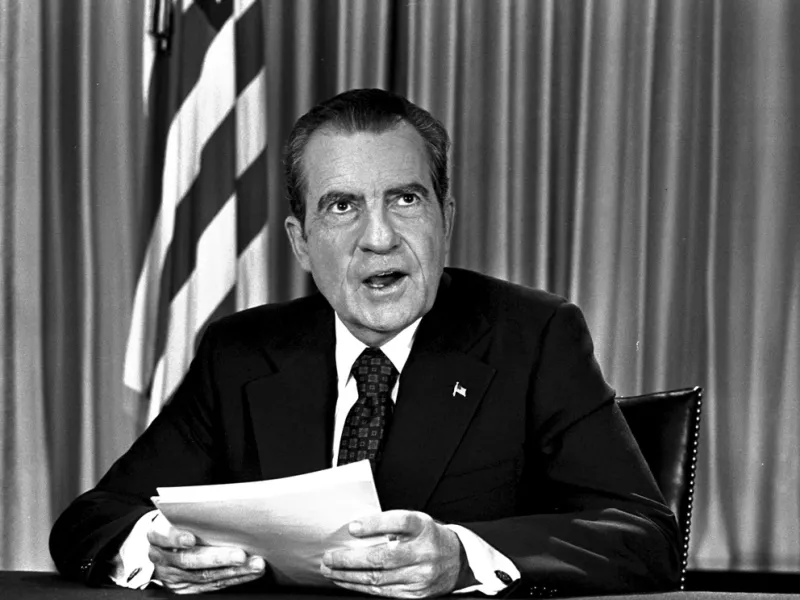  El final del dólar convertible al oro se produce con Richard Nixon en 1972 y a partir de ese momento todas las monedas son papeles cuyo respaldo no es otra cosa que la confianza que la gente tenga en las instituciones jurídicas, políticas y económicas