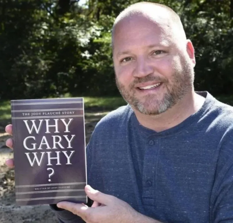  Jody, hoy adulto, con el libro que presentó sobre su propio sufrimiento.