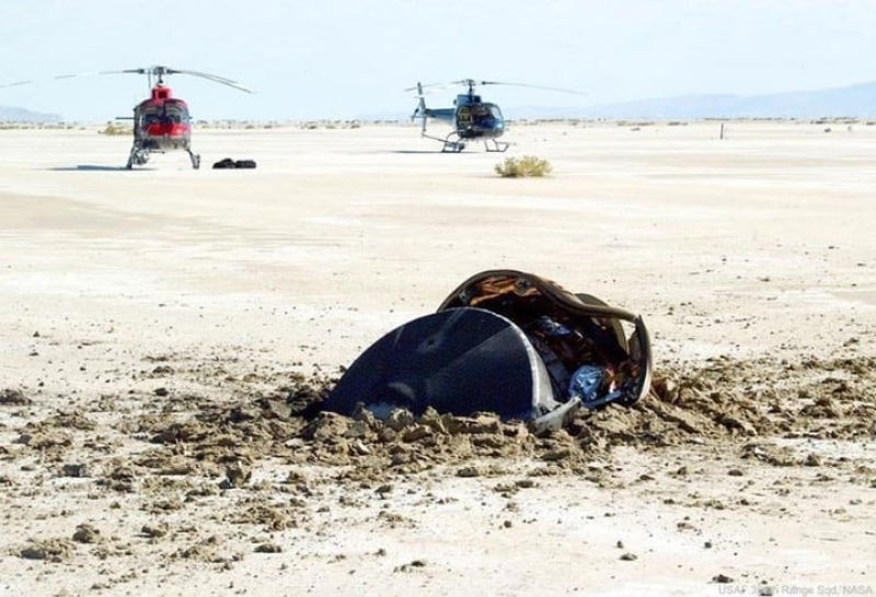  ”Un platillo volador del espacio exterior se estrelló en el desierto de Utah después de ser rastreado por un radar y perseguido por helicópteros”, escribió la NASA