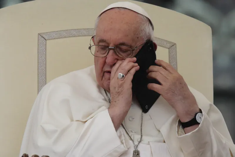 El papa Francisco durante su llamada telefónica en San Pedro