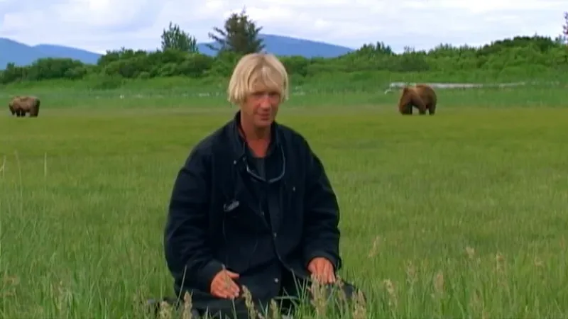 Timothy Treadwell solía acercarse demasiado a los osos, hasta los tocaba. Según Amie, su novia, se sentía parte de su familia. Los guardaparques lo habían advertido por sus conductas temerarias