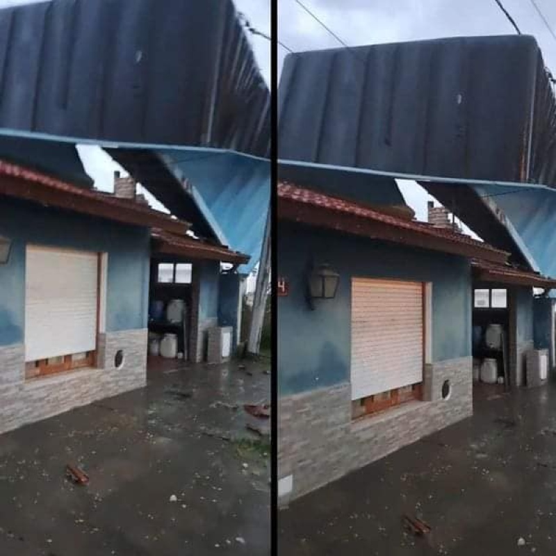 El fuerte viento hizo que una pileta termine en el techo de una vivienda.