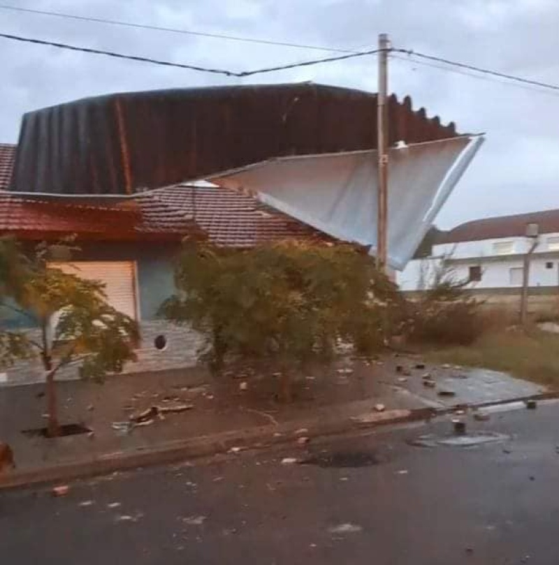 El fuerte viento hizo que una pileta termine en el techo de una vivienda.