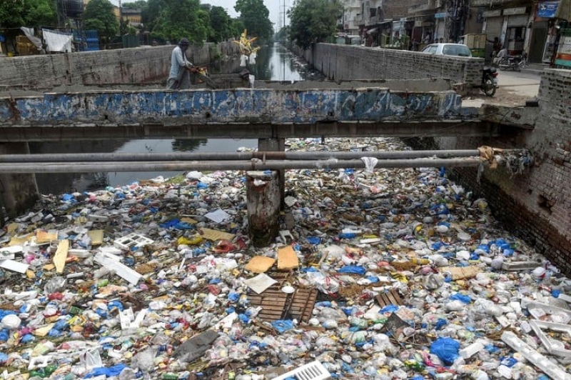  Residuos de plástico se mezclan entre la basura, en Lahore, Pakistán