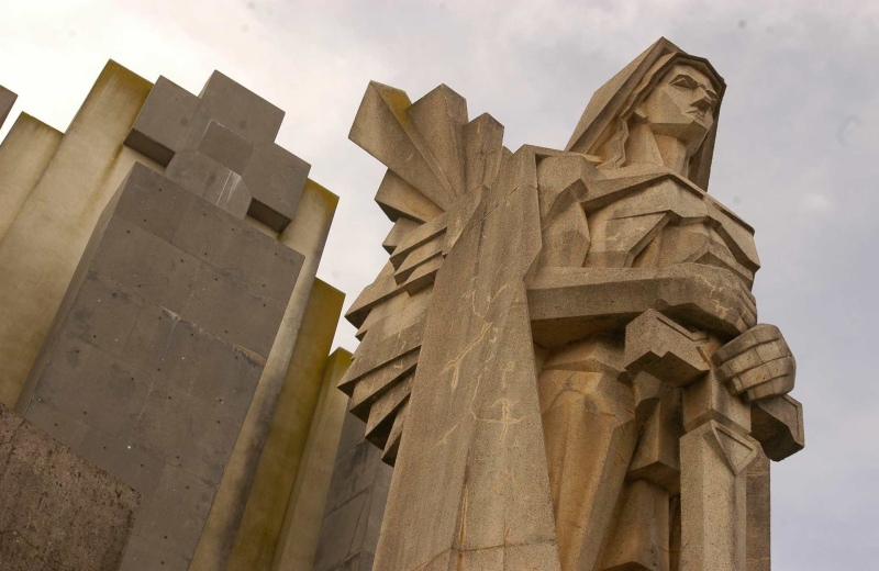 El ángel del cementerio de Azul en la provincia de Buenos Aires, del reconocido arquitecto e ingeniero Francisco Salamone