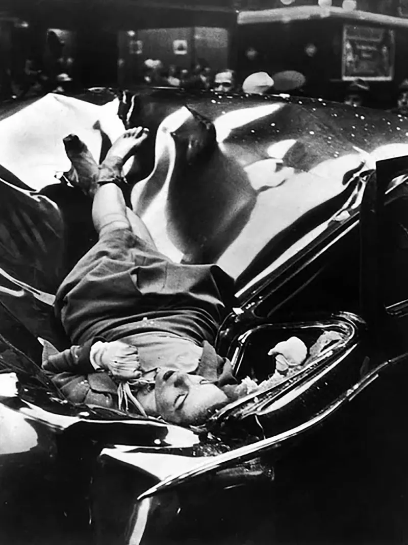  El estudiante de fotografía Robert C. Wiles capturó la caída de Evelyn McHale sobre el capot de un auto. La imagen fue publicada el el 12 de mayo de 1947 en la tapa de la revista Life con el título “El suicidio más hermoso”