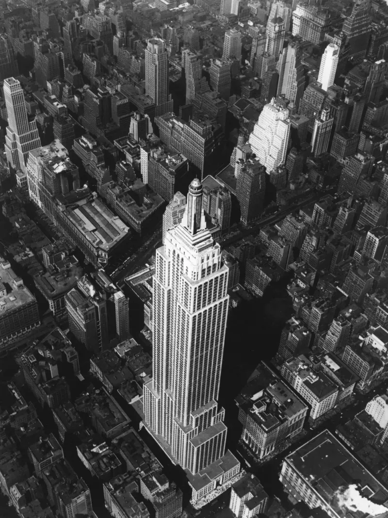  Una vista aérea del Empire State y las manzanas circundantes en Nueva York. El edificio fue diseñado por Shreve, Lamb and Harmon y se completó en 1931 