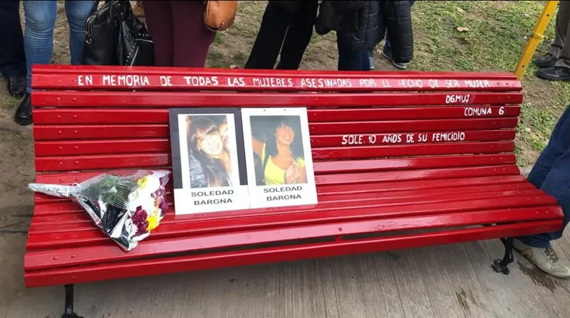 Cuando se cumplieron10 años del crimen, inauguraron un banco rojo en memoria de Soledad Bargna. 