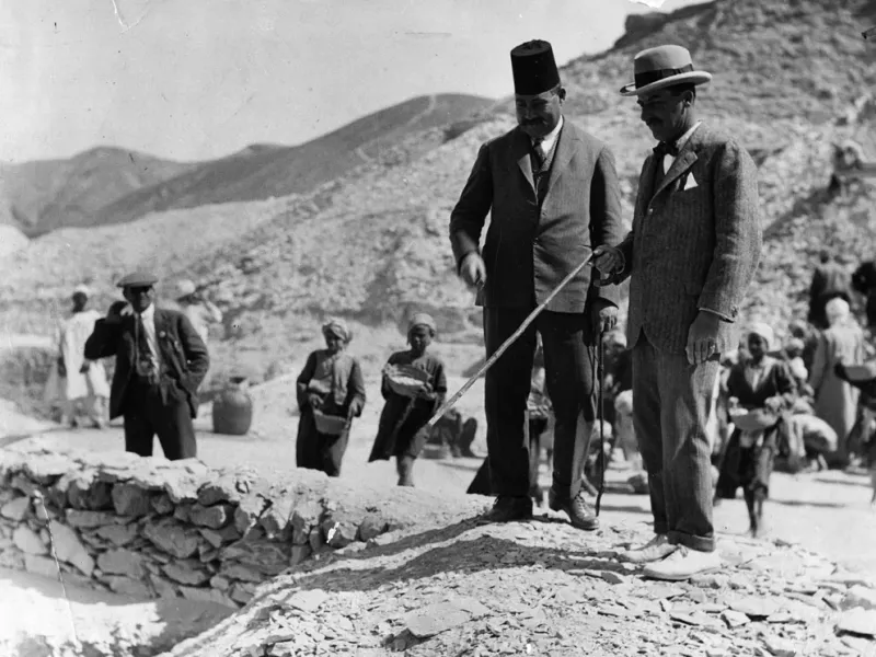  Howard Carter señala el lugar del hallazgo. durante dos semanas durmió en la entrada para que nadie saqueara la tumba