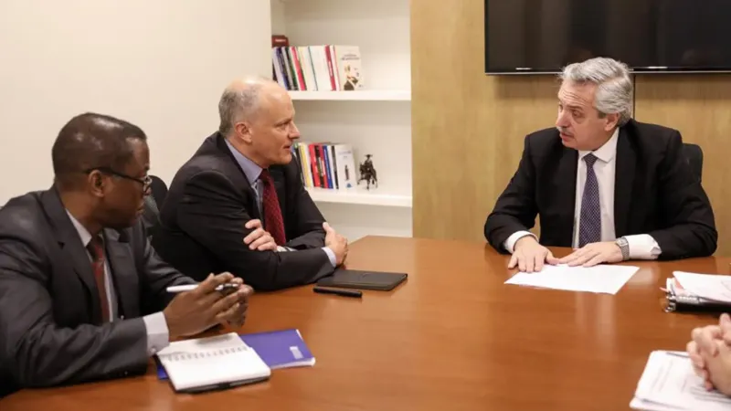 Alberto Fernández con Alejandro Werner y Trevor Alleyne.