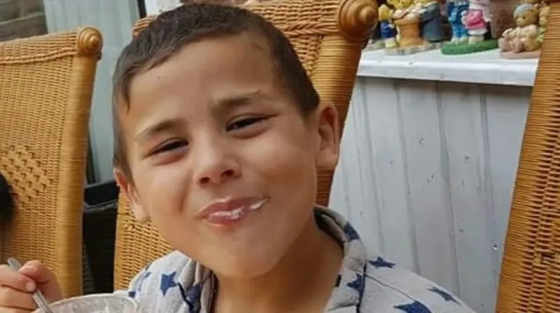 El pequeño Alfie Steele murió tras sufrir torturas por paret de su mamá y su padrastro