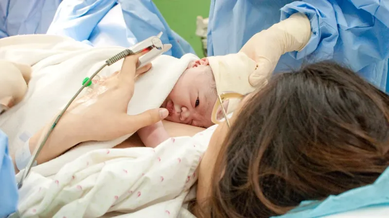  “Todo lo que el bebé recibe de la madre parece importante”, aseguran los expertos (Getty)