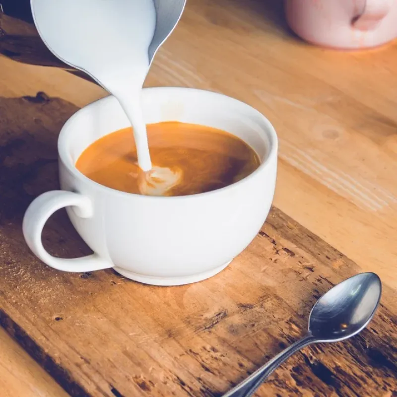 Una taza de café con leche en el desayuno, para muchos es irremplazable