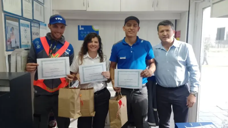 Carlos Molina con su equipo de trabajo de YPF