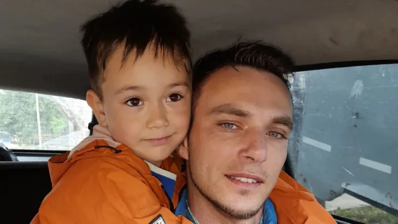 Carlos Molina junto a su pequeño hijo